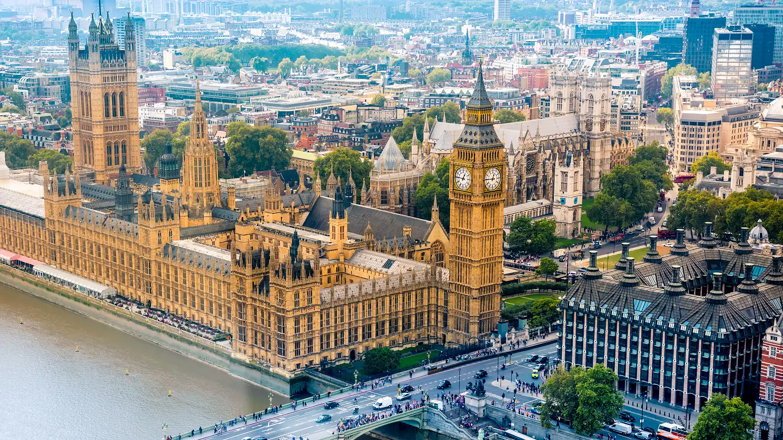 Cung điện Westminster và tháp đồng hồ Big Ben bên sông Thames nhìn từ trên cao, Tu viện Westminster ở phía sau.