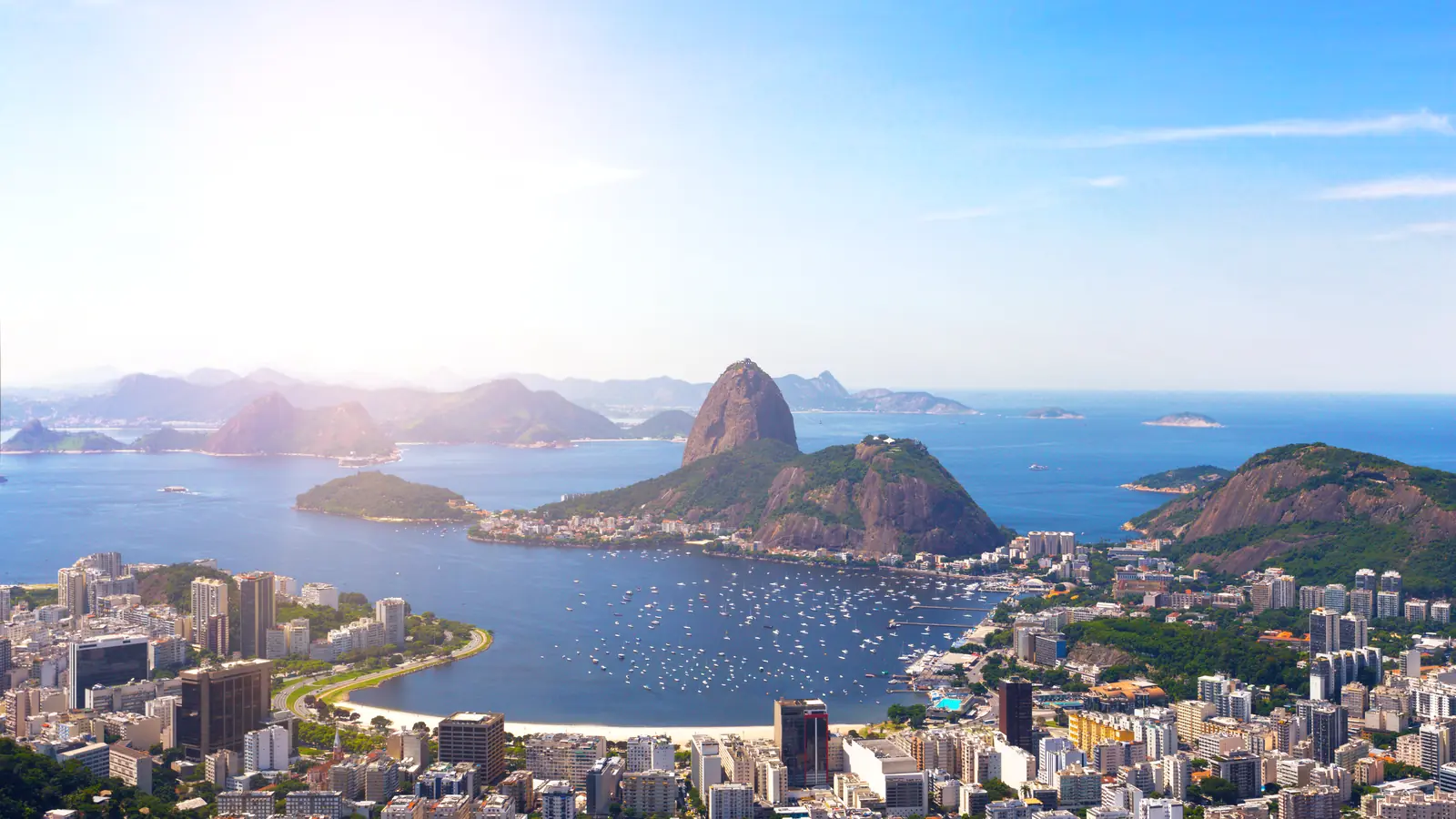 Núi Sugarloaf nhô lên trên vịnh Botafogo ở Rio de Janeiro, cao ốc thành phố trải kín tiền cảnh.