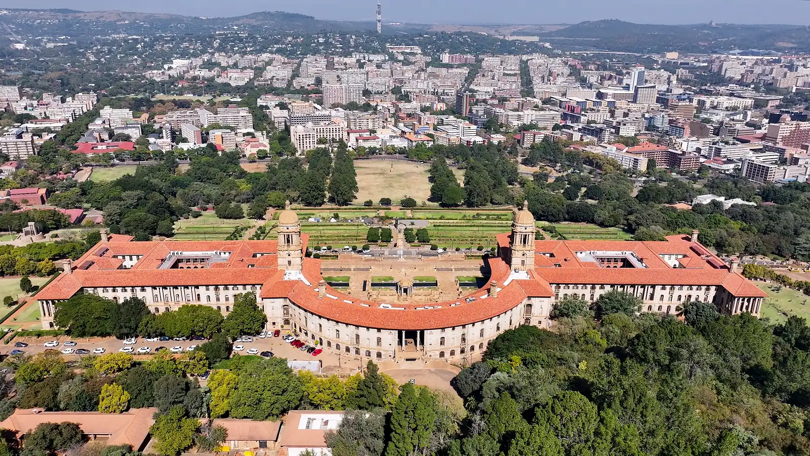 Toà nhà Union Buildings ở Pretoria nhìn từ trên cao, vườn cây phía trước và thành phố trải dài phía sau.