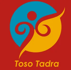 Logo Toso Tadra: Hình tròn xanh lam và vàng có hình người cách điệu bằng nét xoắn đỏ, chữ Toso Tadra vàng trên nền đỏ.