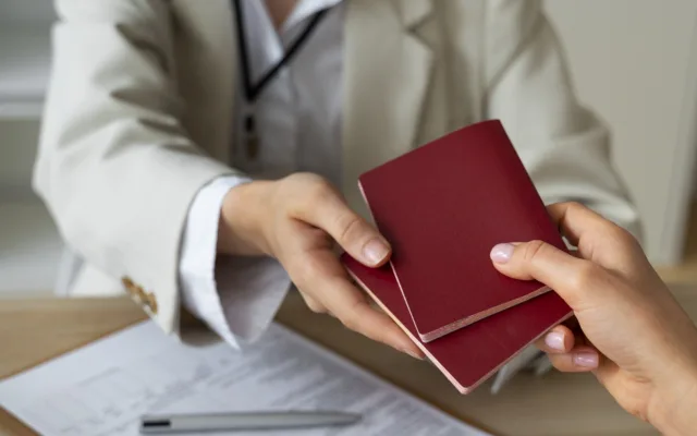 Quốc tịch hay cư trú: Ngày hồ sơ được duyệt, đương đơn cầm thứ gì