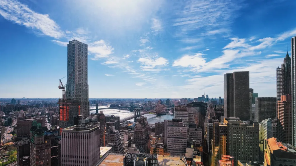Toàn cảnh Hạ Manhattan nhìn về sông East, với cầu Brooklyn, cầu Manhattan và một cần cẩu trên toà tháp đang xây