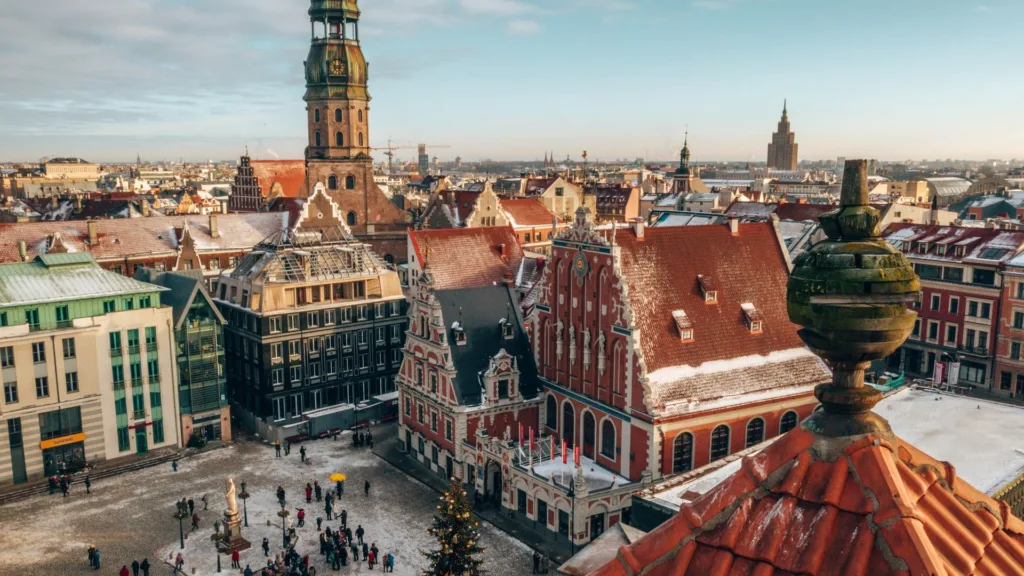 Toàn cảnh Quảng trường Toà thị chính Riga nhìn từ trên cao, với Nhà Blackheads và tháp nhà thờ St Peter, Latvia