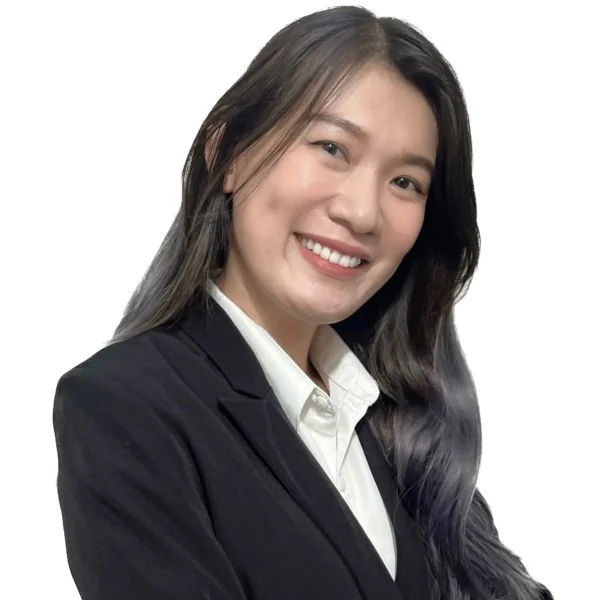 Chân dung bà Jin Lam, mặc vest đen và sơ mi trắng, khoanh tay, nền trắng