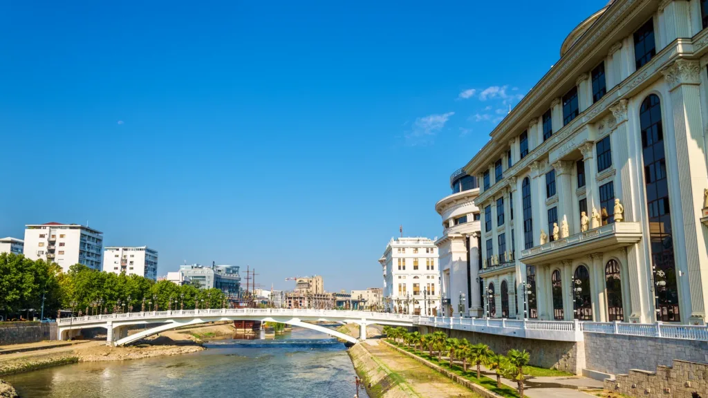 Sông Vardar bên cạnh Bộ Ngoại giao tại Skopje, Bắc Macedonia