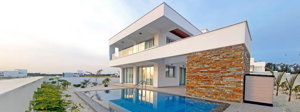 Phối cảnh biệt thự Aquamarine Coastal Villas với hồ bơi riêng và tường ốp đá