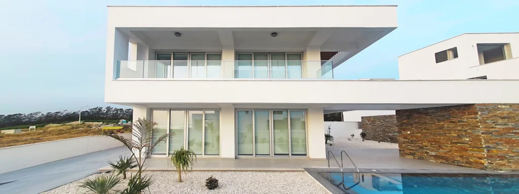A visualisation of a two-storey Aquamarine villa with its terrace and private pool in the late afternoon