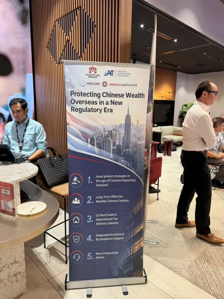 Băng rôn đứng "Protecting Chinese Wealth Overseas in a New Regulatory Era" ở khu đón khách của hội thảo, hai người đàn ông đứng gần đó