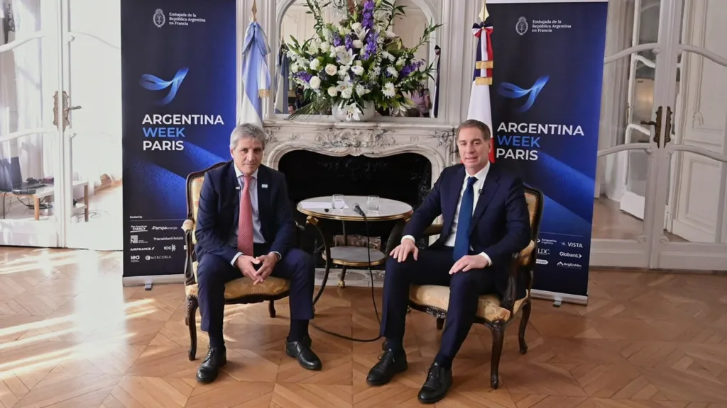 Bộ trưởng Kinh tế Argentina Luis Caputo và Chánh văn phòng Nội các Diego Santilli ngồi trước phông Argentina Week Paris