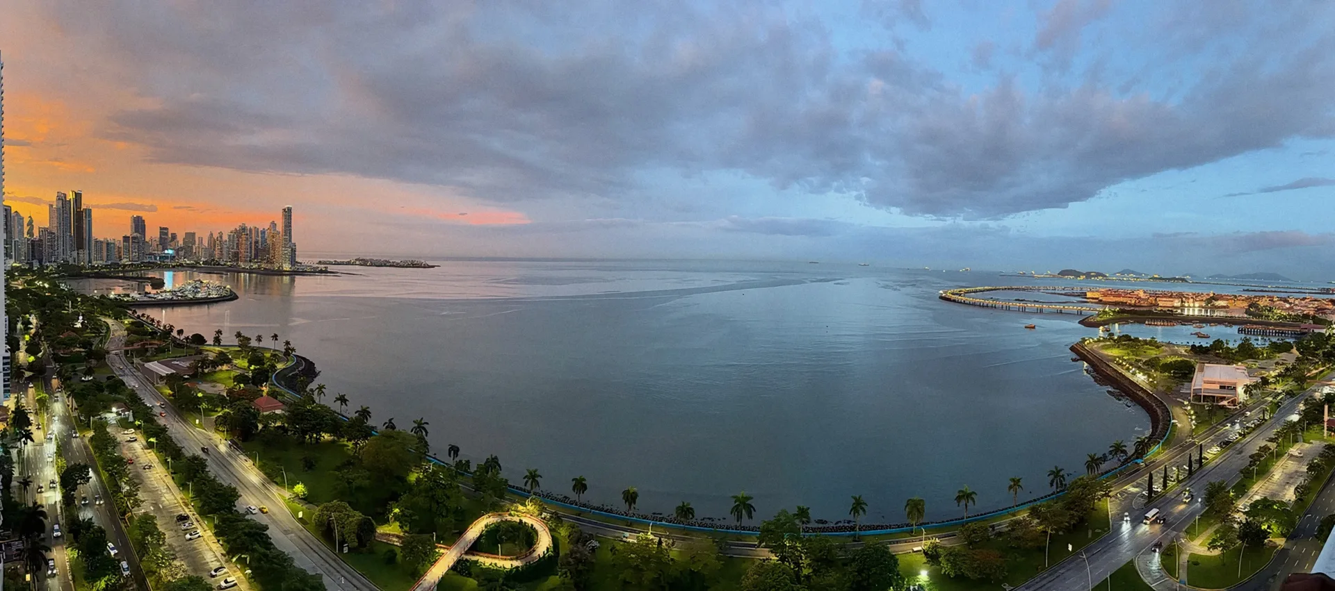 Vịnh Panama lúc hoàng hôn, với các toà nhà cao tầng và con đường ven biển của Thành phố Panama